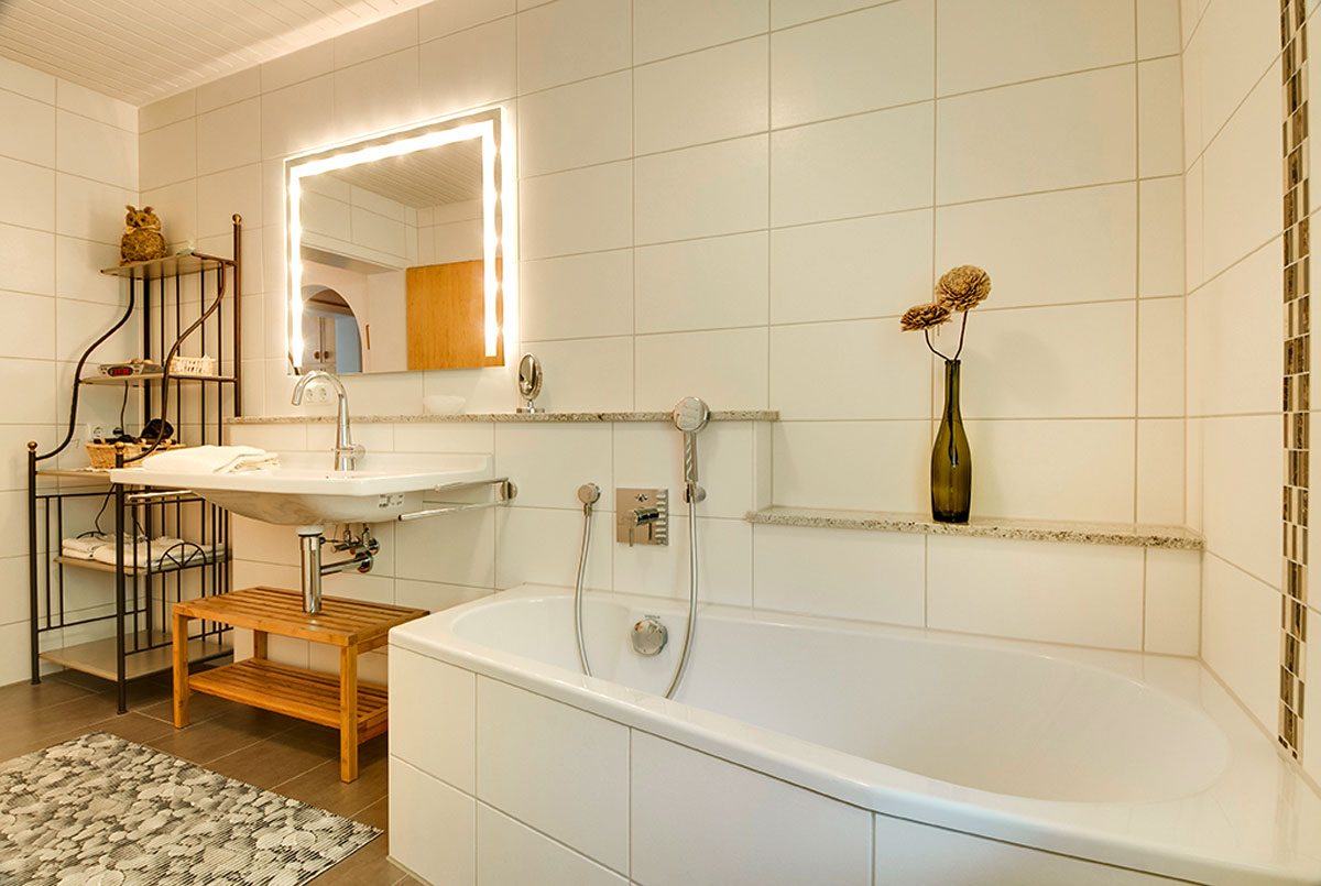 Badezimmer mit Badewanne